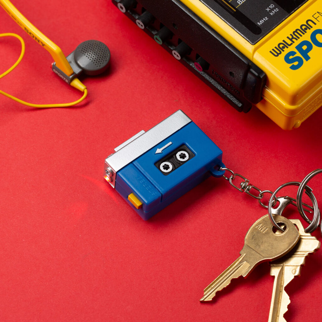 Kikkerland – Tape Player LED Keychain (KR113) v:5123140 Kikkerland – Tape Player LED Keychain (KR113) v:5123140