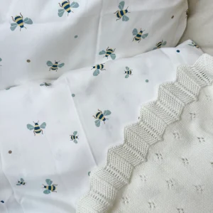 Vanilla Copenhagen – Bedding Junior – Honeybee Happy – Milk – 100 x 140 cm, 40 x 45 cm (BEDJ3824) – Gratis frakt v:5944136