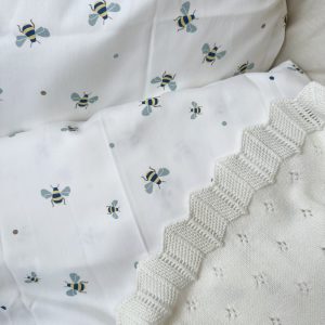Vanilla Copenhagen – Bedding Baby – Honeybee Happy – Milk – 70 x 100 cm, 40 x 45 cm (BEDB3724) – Gratis frakt v:2179539